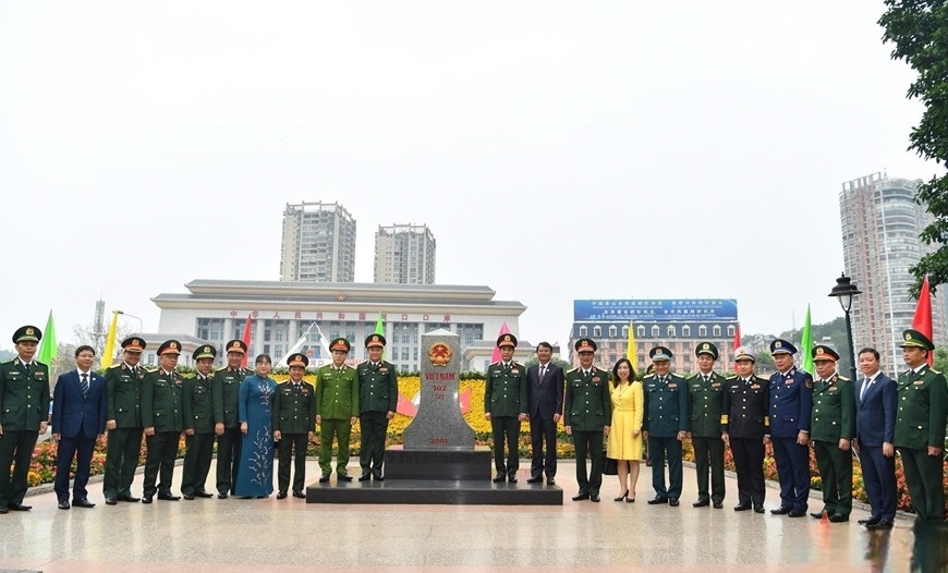 Bộ trưởng Phan Văn Giang và Đoàn đại biểu cấp cao Bộ Quốc phòng Việt Nam tại cột mốc 102 (2)