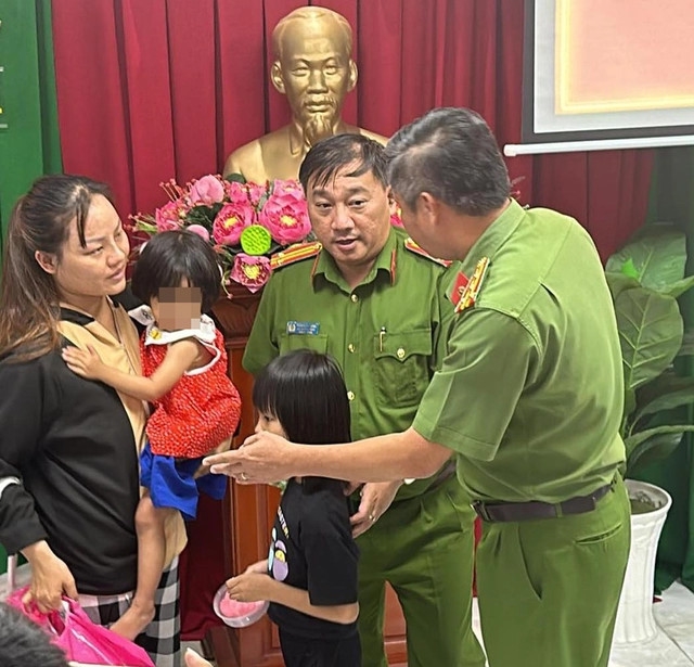 Công an TP.HCM đã giải cứu an toàn 2 bé gái bị bắt cóc ở phố đi bộ Nguyễn Huệ. Ảnh: CACC