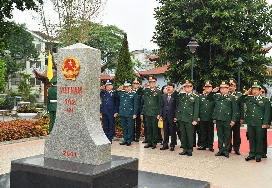 Bộ trưởng Phan Văn Giang và Đoàn đại biểu cấp cao Bộ Quốc phòng Việt Nam chào Cột mốc chủ quyền Quốc gia tại Cửa khẩu Quốc tế Lào Cai trước khi sang Trung Quốc tham gia các hoạt động giao lưu