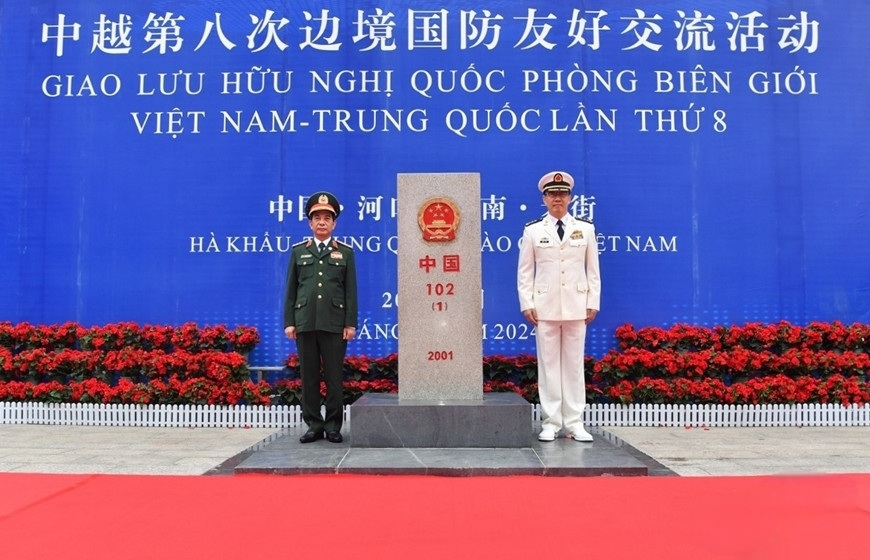 Bộ trưởng Phan Văn Giang và Bộ trưởng Đổng Quân tại cột mốc 102 (1) bên phía Trung Quốc.