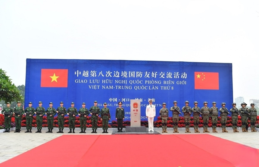 Bộ trưởng Phan Văn Giang và Bộ trưởng Đổng Quân cùng lực lượng tuần tra chung của hai nước.