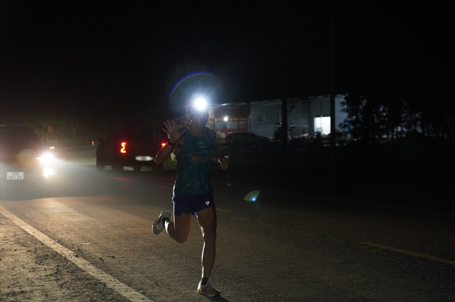 Tin: Vận động viên chạy xuyên đêm, vượt dốc để đến với Điện Biên 2