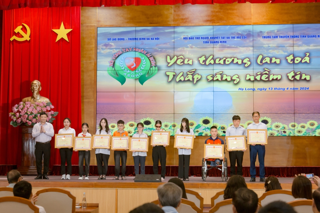 Phó Chủ tịch UBND tỉnh Quảng Ninh Nghiêm Xuân Cường tặng bằng khen cho người khuyết tật, trẻ mồ côi tiêu biểu 