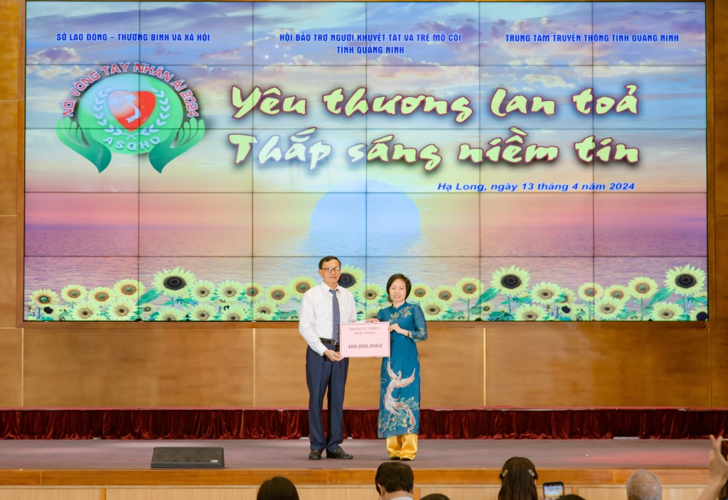 Chủ tịch Hội Bảo trợ NKT & TMC tỉnh Quảng Ninh tiếp nhận ủng hộ từ các đơn vị, cá nhân trong và ngoài tỉnh