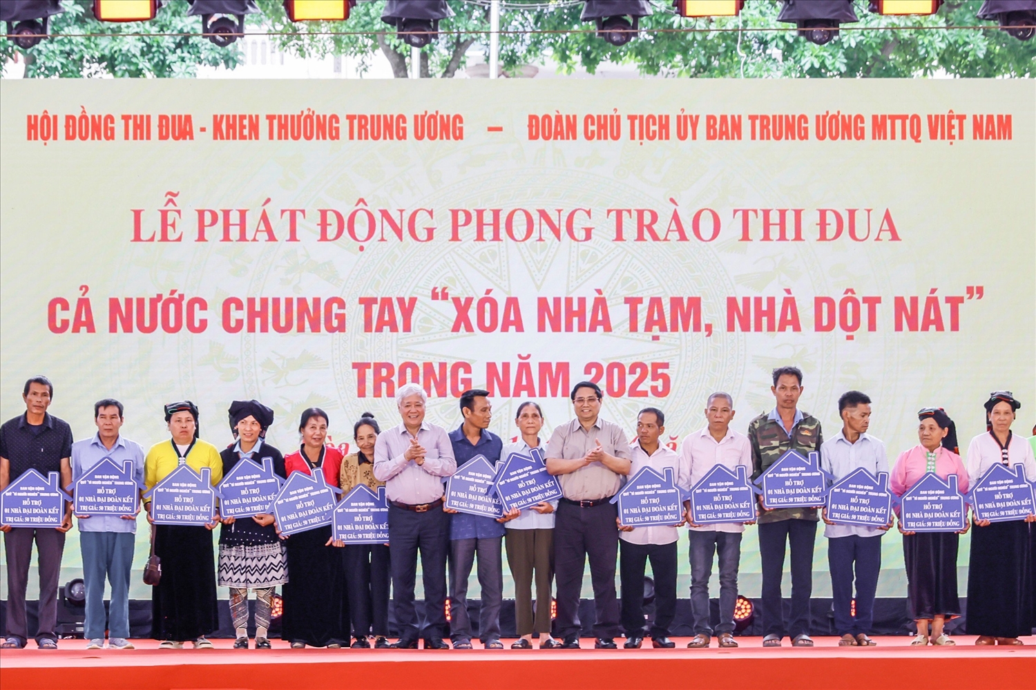 Thủ tướng Phạm Minh Chính và Chủ tịch Ủy ban Trung ương MTTQ Việt Nam Đỗ Văn Chiến trao hỗ trợ nhà đại đoàn kết cho các gia đình trên địa bàn huyện Đà Bắc, tỉnh Hòa Bình