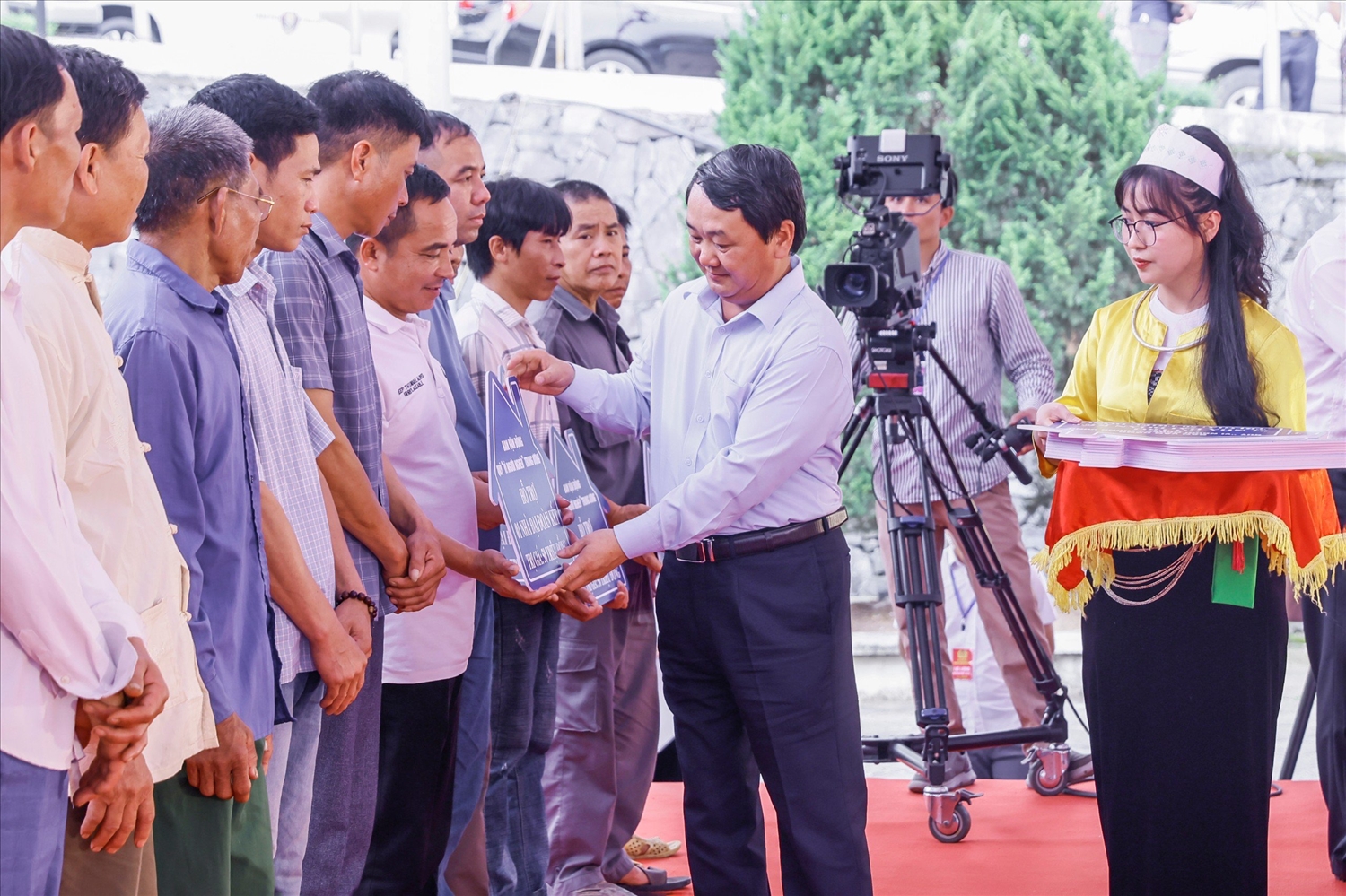 Ủy viên BCH Trung ương Đảng, Bộ trưởng, Chủ nhiệm Ủy ban Dân tộc Hầu A Lềnh trao hỗ trợ cho các gia đình trên địa bàn huyện Đà Bắc, tỉnh Hòa Bình