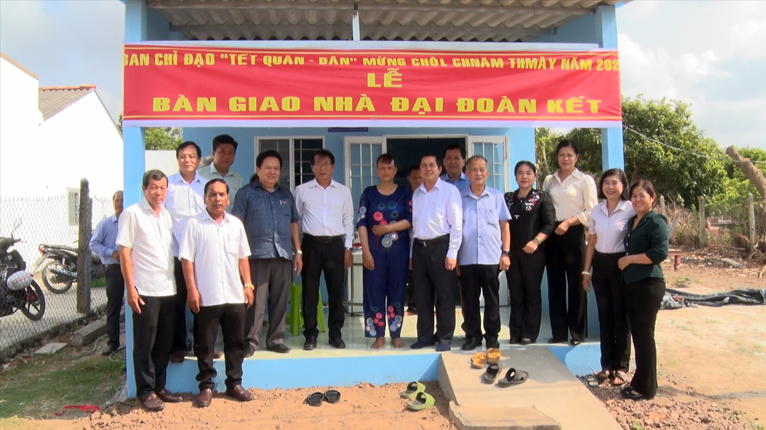 Ban Chỉ đạo “Tết Quân - Dân” mừng Chôl Chnăm Thmây năm 2024 trao nhà Đại đoàn kết cho hộ đồng bào nghèo dân tộc Khmer