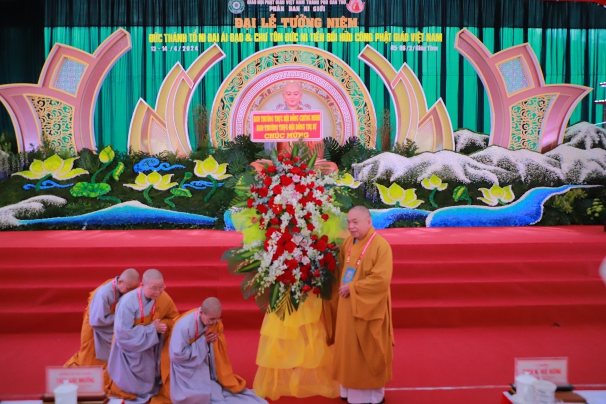 Đại diện Ban Trị sự Giáo hội Phật giáo Việt Nam tặng lẵng hoa chúc mừng Đại lễ tưởng niệm Đức Thánh Tổ Ni Đại Ái Đạo và chư Tôn đức Ni tiền bối hữu công tại TP. Cần Thơ 