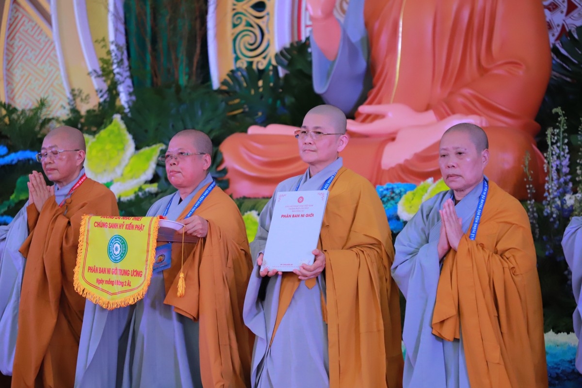 Phân ban Ni giới TƯ và Ni giới Phật giáo TP. Cần Thơ trao biểu tượng và cờ luân lưu cho Phân ban Ni giới TP. Hà Hội đăng cai tổ chức Đại lễ năm 2025