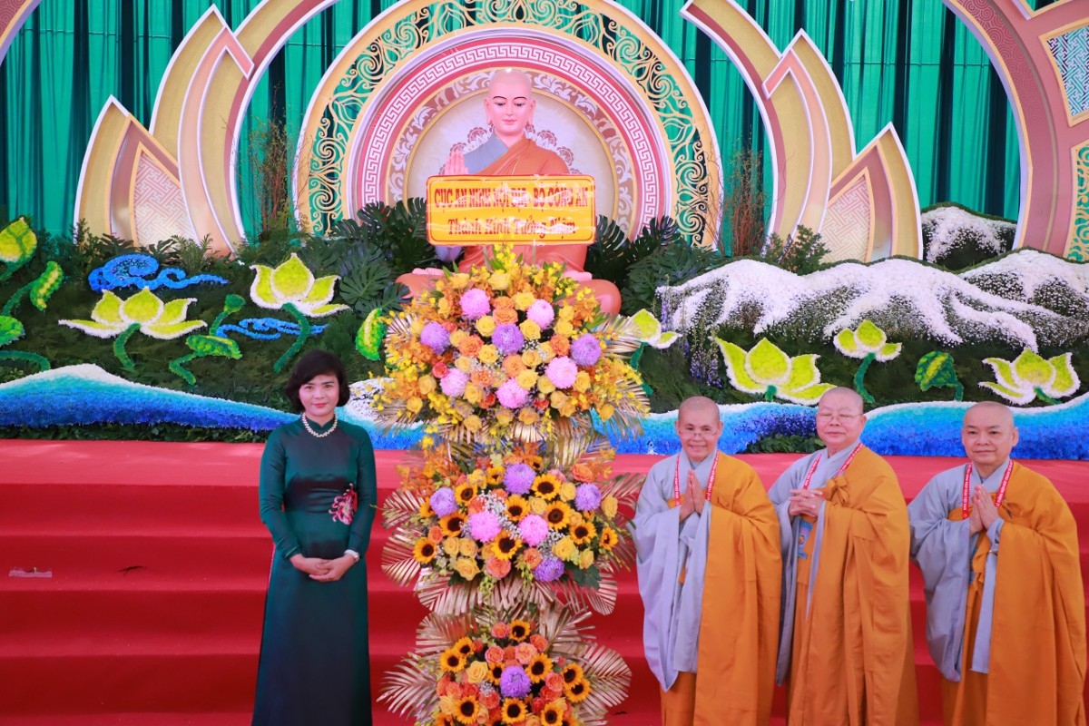 Bà Trần Thị Minh Nga - Phó trưởng ban Ban Tôn giáo Chính phủ tặng lẵng hoa chúc mừng Đại lễ tưởng niệm Đức Thánh Tổ Ni Đại Ái Đạo và chư Tôn đức Ni tiền bối hữu công tại TP. Cần Thơ 