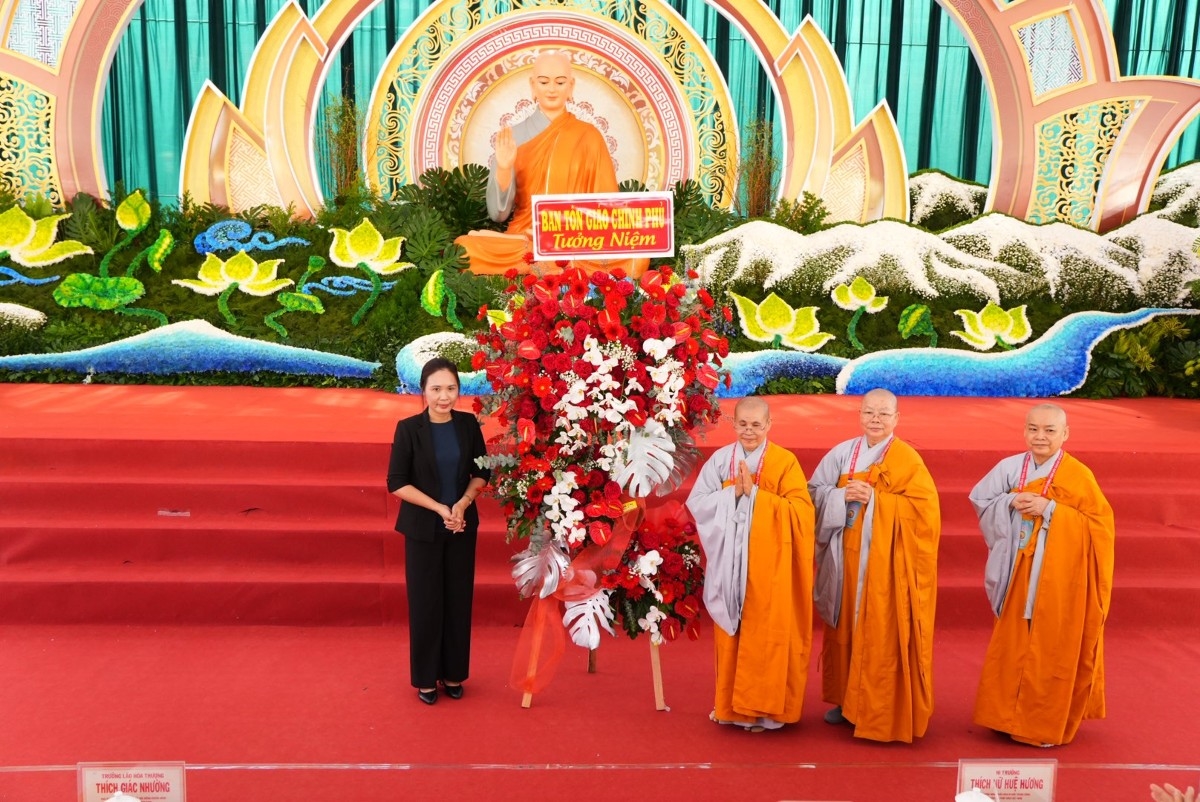 Đại diện Ban Tôn giáo Chính phủ tặng lẵng hoa chúc mừng Đại lễ tưởng niệm Đức Thánh Tổ Ni Đại Ái Đạo và chư Tôn đức Ni tiền bối hữu công tại TP. Cần Thơ