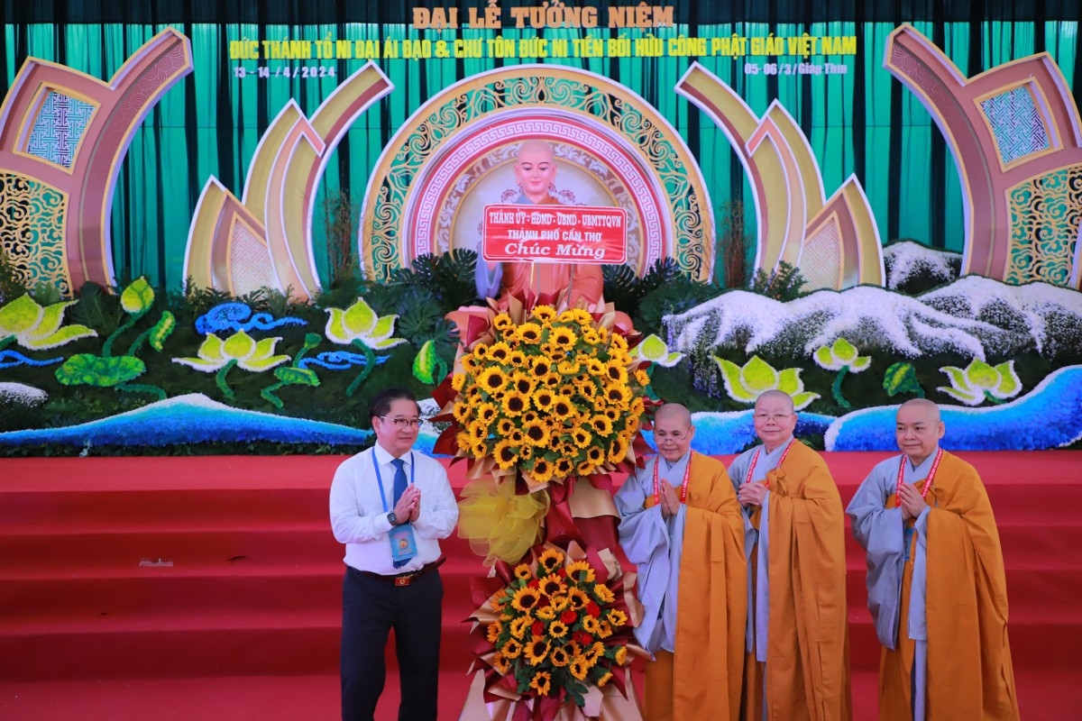 Ông Trần Việt Trường, Chủ tịch UBND TP. Cần Thơ tặng hoa chúc mừng Đại lễ tưởng niệm