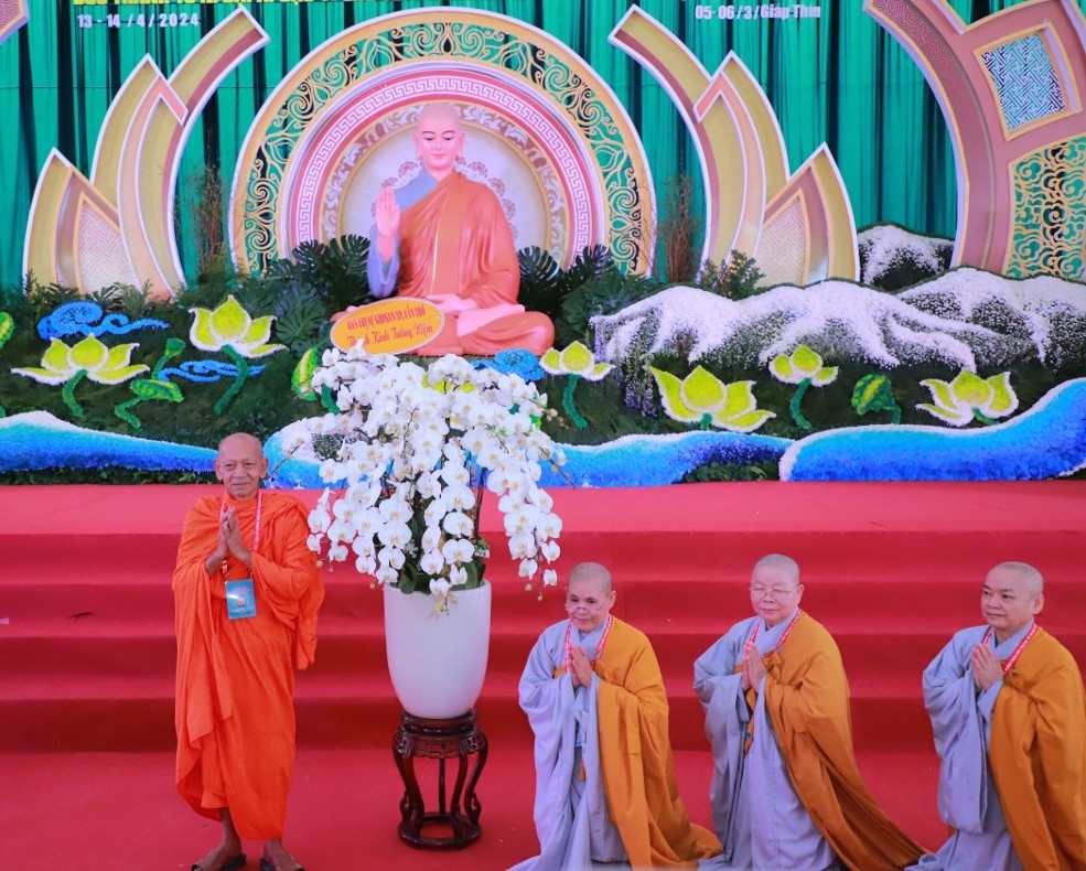 Hoà Thượng Đào Như, Viện Trưởng Học Viện Phật giáo Nam tông Khmer Trao hoa chúc mừng Đại lễ tưởng niệm Đức Thánh Tổ Ni Đại Ái Đạo và chư Tôn đức Ni tiền bối hữu công tại TP. Cần Thơ 