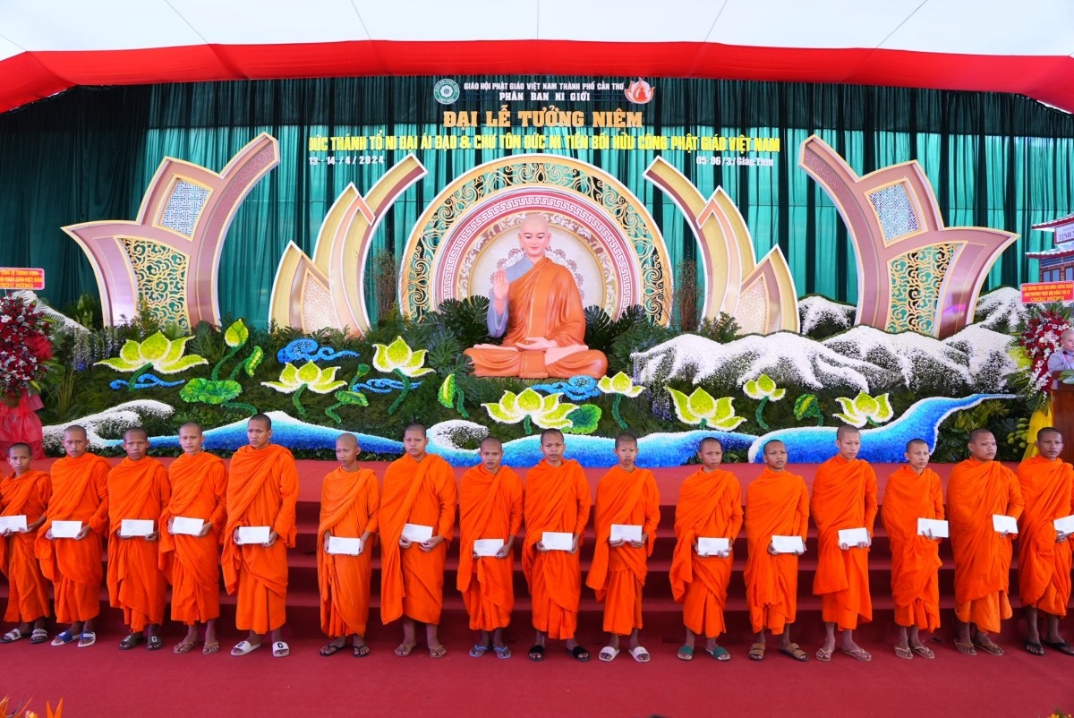 Chư tăng Học viện Phật giáo Nam tông Khmer ( Tại Cần Thơ) nhận bổng tại buổi lễ 