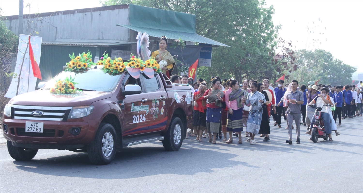 Lễ nước nàng xuân Nang Sangkhanne - nét văn hóa trong dịp Tết Bunpimay của người Lào