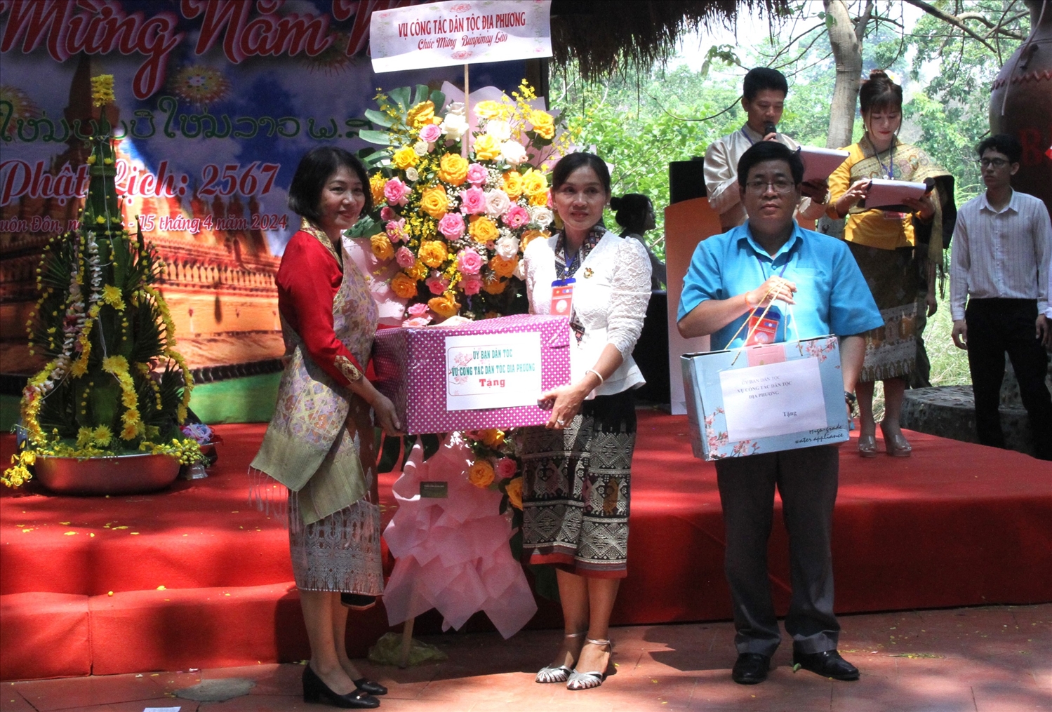 Bà Phạm Thị Phước An (bìa trái) - Phó Vụ trưởng Vụ Công tác dân tộc địa phương thuộc Ủy Ban Dân tộc tặng quà cho địa phương