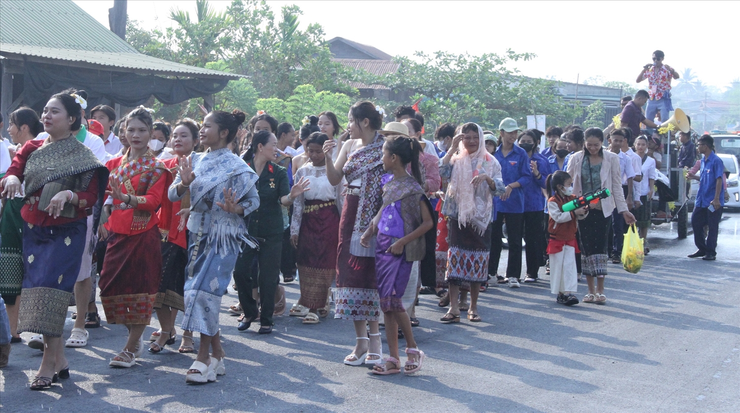 Các cô gái Lào múa lăm vông diễu hành trên đường