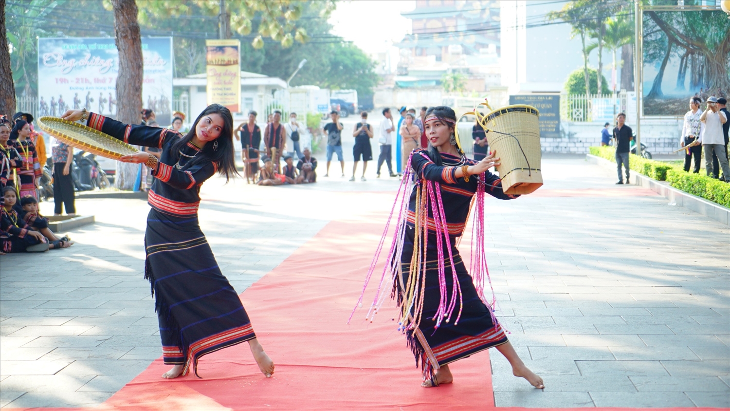 Nghệ nhân Gia Rai huyện Chư Pưh tự tin thể hiện trình diễn trang phục truyền thống dân tộc của mình