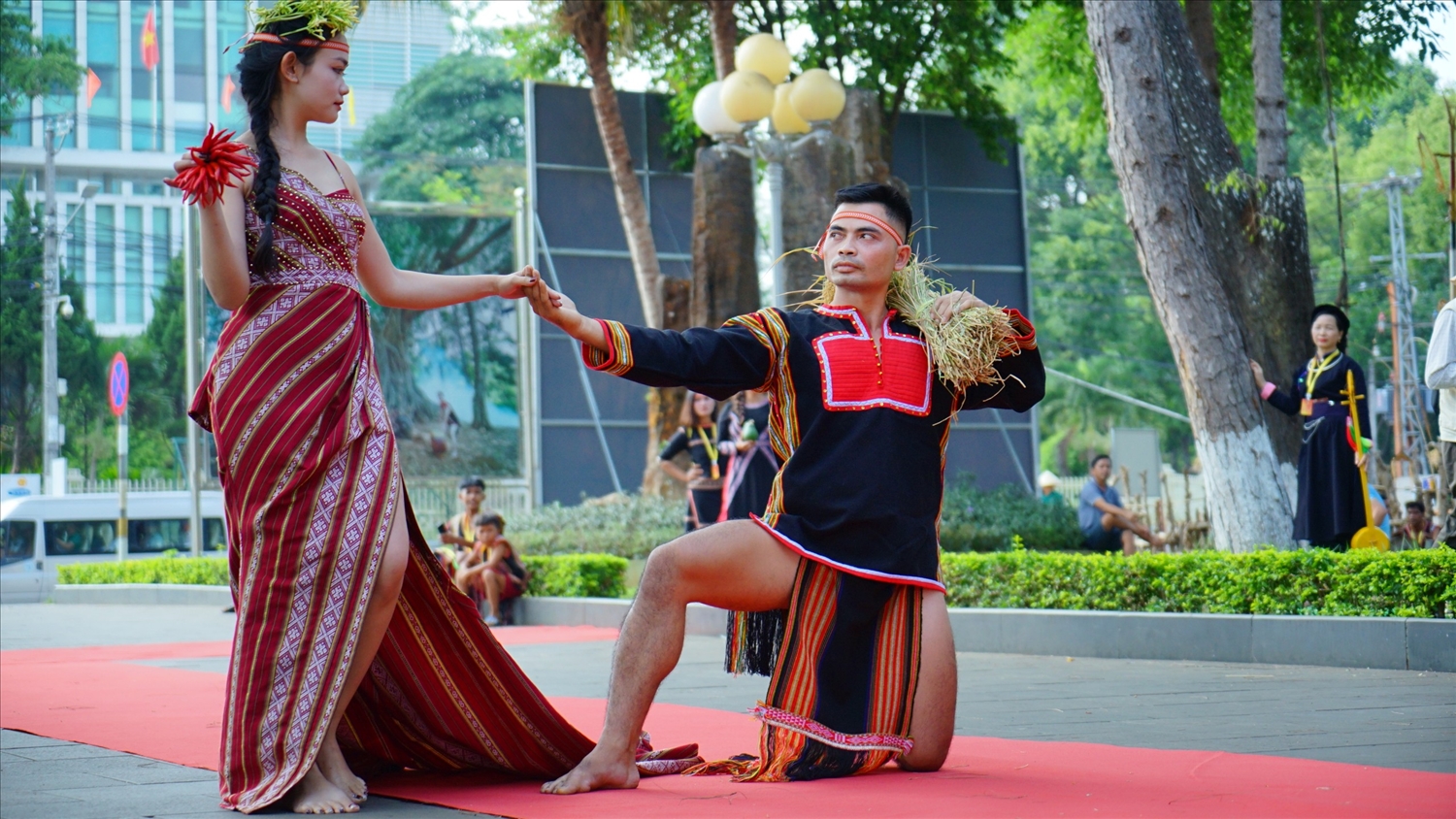 Các nghệ nhân tự hào khoác lên mình trang phục truyền thống dân tộc Gia Rai tự tin trình diễn