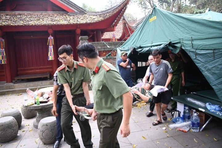 Lực lượng công an tổ chức cấp cứu người dân bị ngất khi đi lễ hội Đền Hùng (Ảnh: Công an Phú Thọ).