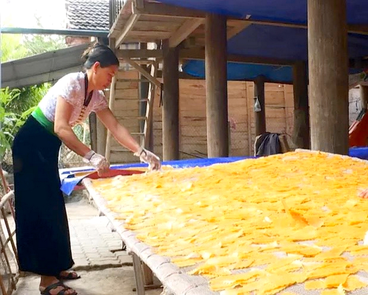Phụ nữ Thái ở thị xã Mường Lay với đôi bàn tay khéo léo đã tạo nên loại bánh khẩu xén thơm ngon đặc trưng.