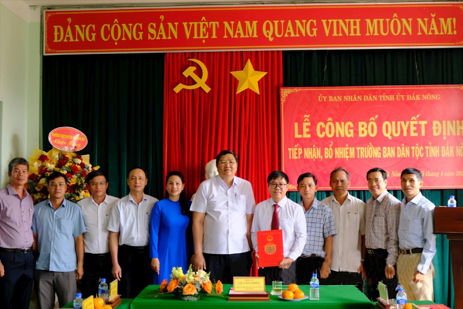 Ông Lê Văn Chiến (thứ sáu, từ trái qua) trao Quyết định bổ nhiệm Trưởng Ban Dân tộc tỉnh Đắk Nông cho ông Bùi Ngọc Sơn (thứ năm, từ phải qua). (Ảnh: Báo Đắk Nông).