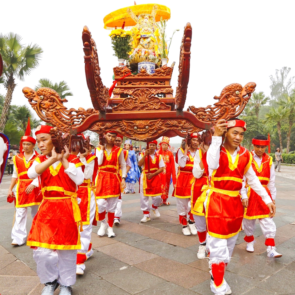 Các đội kiệu tiến vào sân trung tâm lễ hội tại Lễ rước kiệu về Đền Hùng của các địa phương vùng ven Khu di tích
