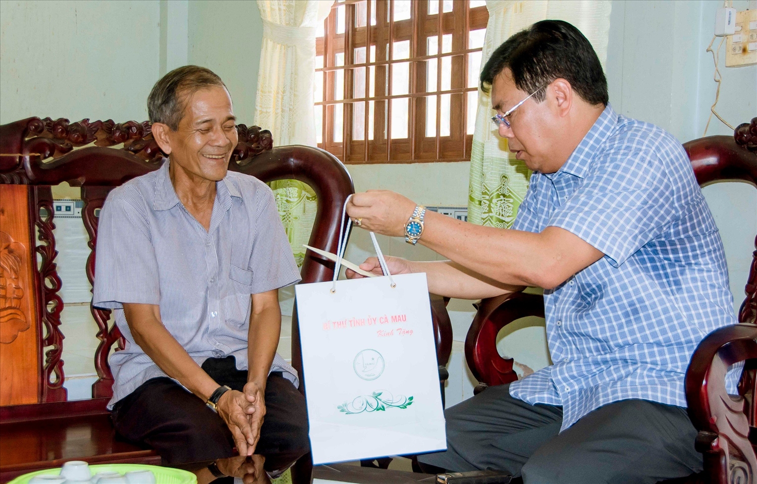 Bí thư Tỉnh ủy Cà Mau Nguyễn Tiến Hải đến thăm và trao quà đến ông Hữu Thành Dự là Cựu chiến binh người dân tộc Khmer 