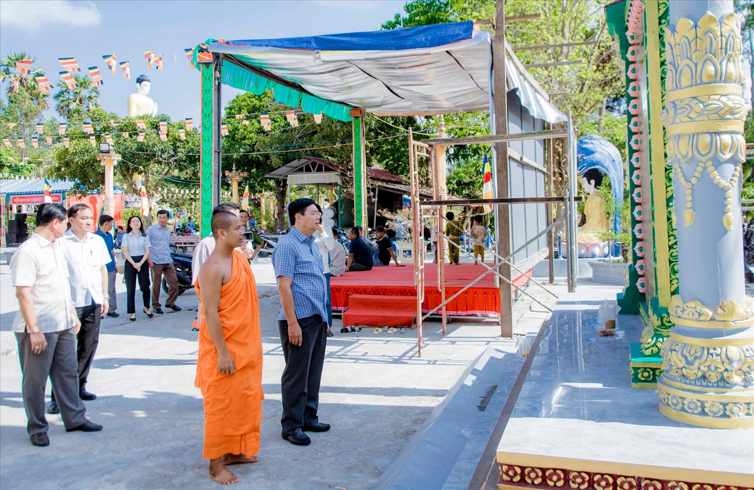 Bí thư Tỉnh uỷ Cà Mau, Nguyễn Tiến Hải cùng Trụ trì chùa Rạch Giồng thăm công trình trùng tu trong khuôn viên chùa 