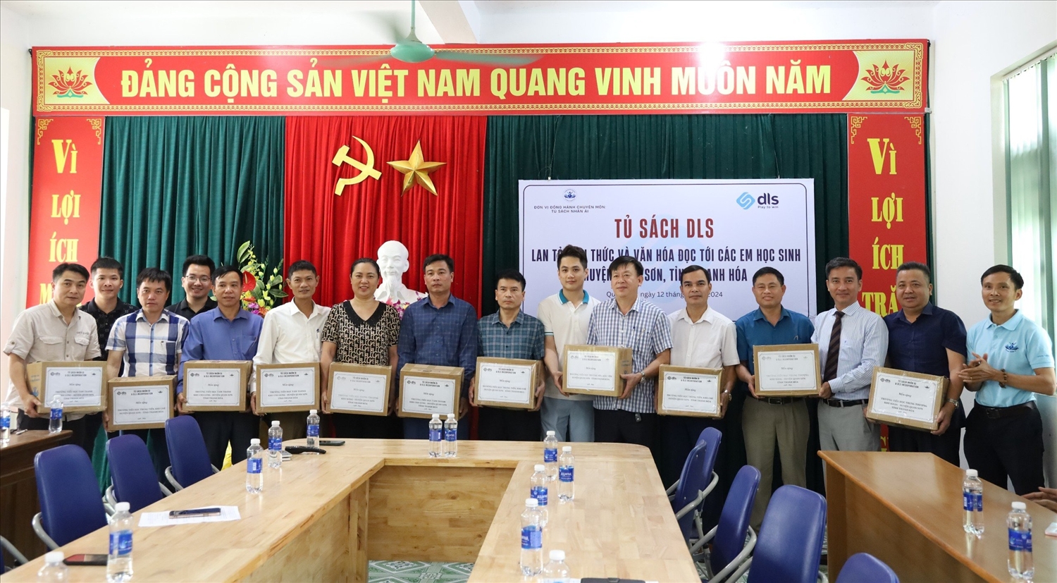 Hơn 4000 cuốn sách được trao cho 28 điểm trường tiểu học khu vực miền núi tỉnh Thanh Hóa