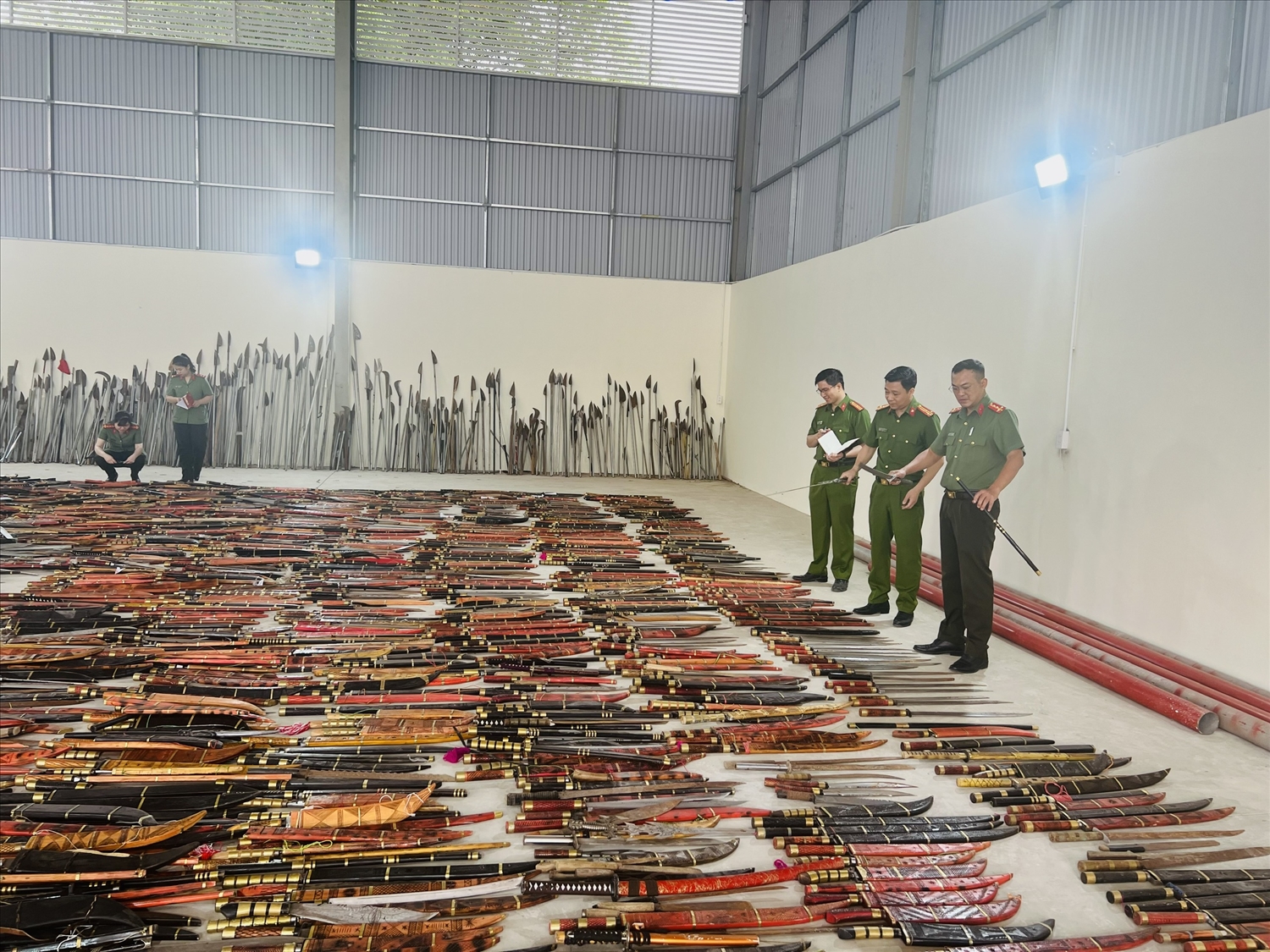 Hàng nghìn vũ khí, vật liệu nổ và công cụ hỗ trợ được Công an tỉnh Lào Cai thu hồi trong thời gian vừa qua
