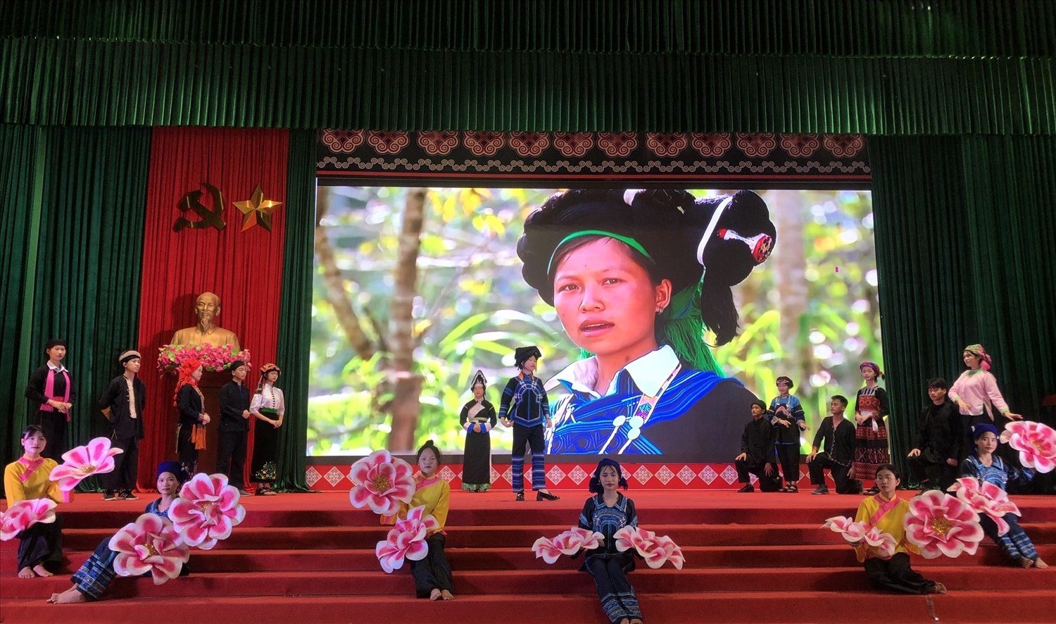 Trình diễn trang phục các dân tộc của Lào Cai tại buổi Lễ phát động