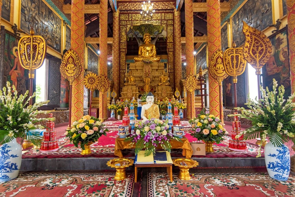 Không gian chùa Khmer được trang trí rực rỡ với nhiều hoa tươi. Ảnh TL