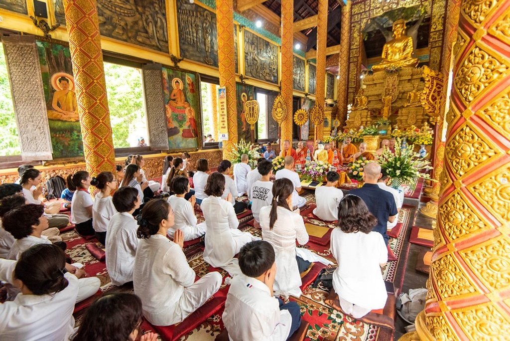 Các phật tử và du học sinh Campuchia cùng tụng kinh lễ bái Tam bảo để chào mừng năm mới
