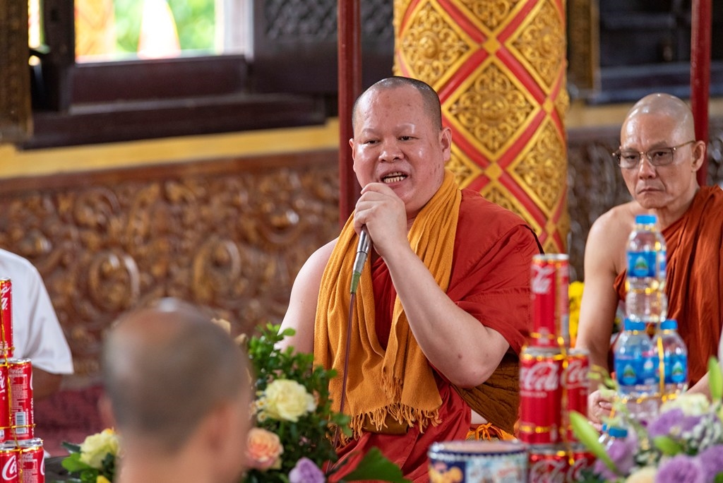 Các phật tử lắng nghe Đại đức Thích Kim Tuệ, trụ trì chùa Khmer, Làng Văn hóa - Du lịch các dân tộc Việt Nam thuyết pháp