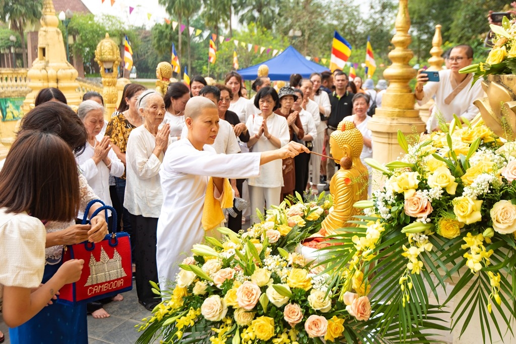 Các phật tử thực hiện lễ tắm tượng Phật. Ảnh TL