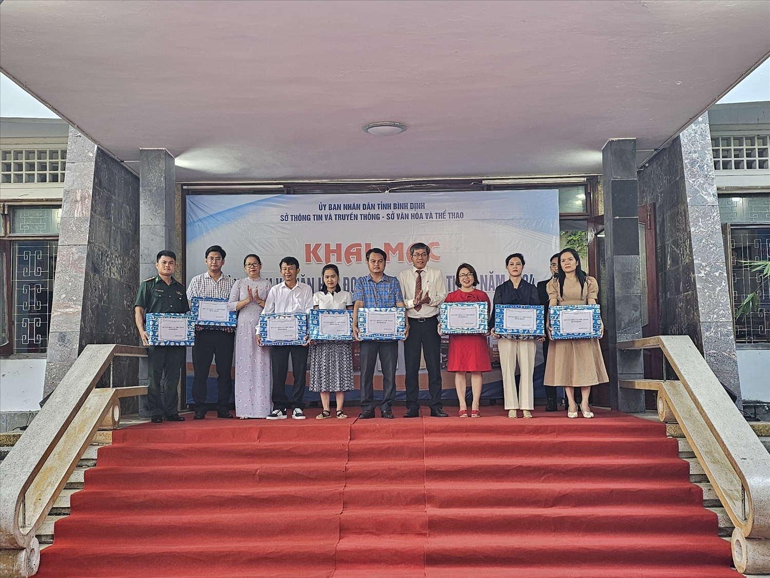 Lãnh đạo Sở Thông tin và Truyền thông và Sở Văn hóa và Thể thao tặng sách cho các thư viện vùng khó khăn trên địa bàn tỉnh Bình Định 