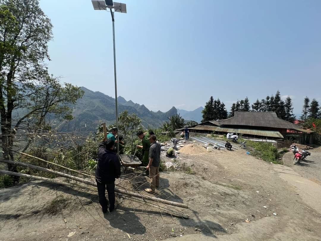 Công an huyện Bảo Lâm lắp đặt hệ thống đường thắp sáng bằng năng lượng mặt trời tại xóm Khau Dề. Ảnh: nguồn Công an huyện Bảo Lâm
