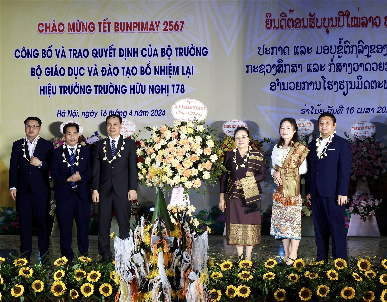 Đại sứ đặc mệnh toàn quyền nước CHDC Nhân dân Lào tại Việt Nam Khăm phâu Ân Thạ Văn tặng hoa chúc mừng tập thể giáo viên và học sinh Trường hữu nghị T78 nhân dịp Tết Bunpimay