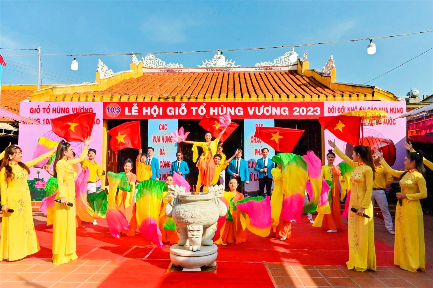 Văn nghệ chào mừng tại Lễ hội Giổ Tổ Hùng Vương năm 2023 tạu Đền thờ Hùng Vương, thị trấn Phan Rí Cửa, huyện Tuy Phong.(Ảnh: Tư liệu)