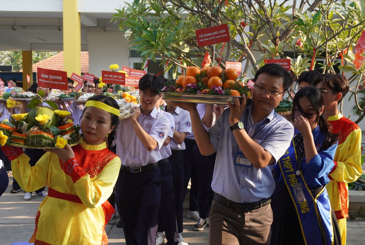 Các trường học chuẩn bị mâm cúng từ sớm để làm lễ Giổ Tổ Hùng Vương.