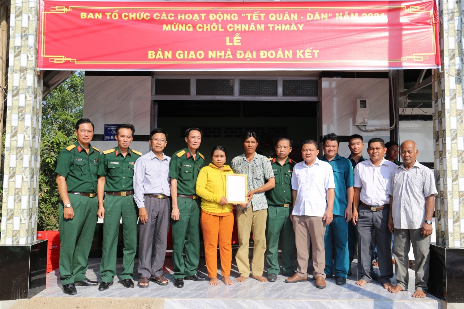 Ban tổ chức ""Tết Quân - Dân" năm 2024 trao nhà Đại đoàn kết cho hộ đồng bào dân tộc Khmer tại xã An Minh Bắc, huyện U Minh Thượng, tỉnh Kiên Giang