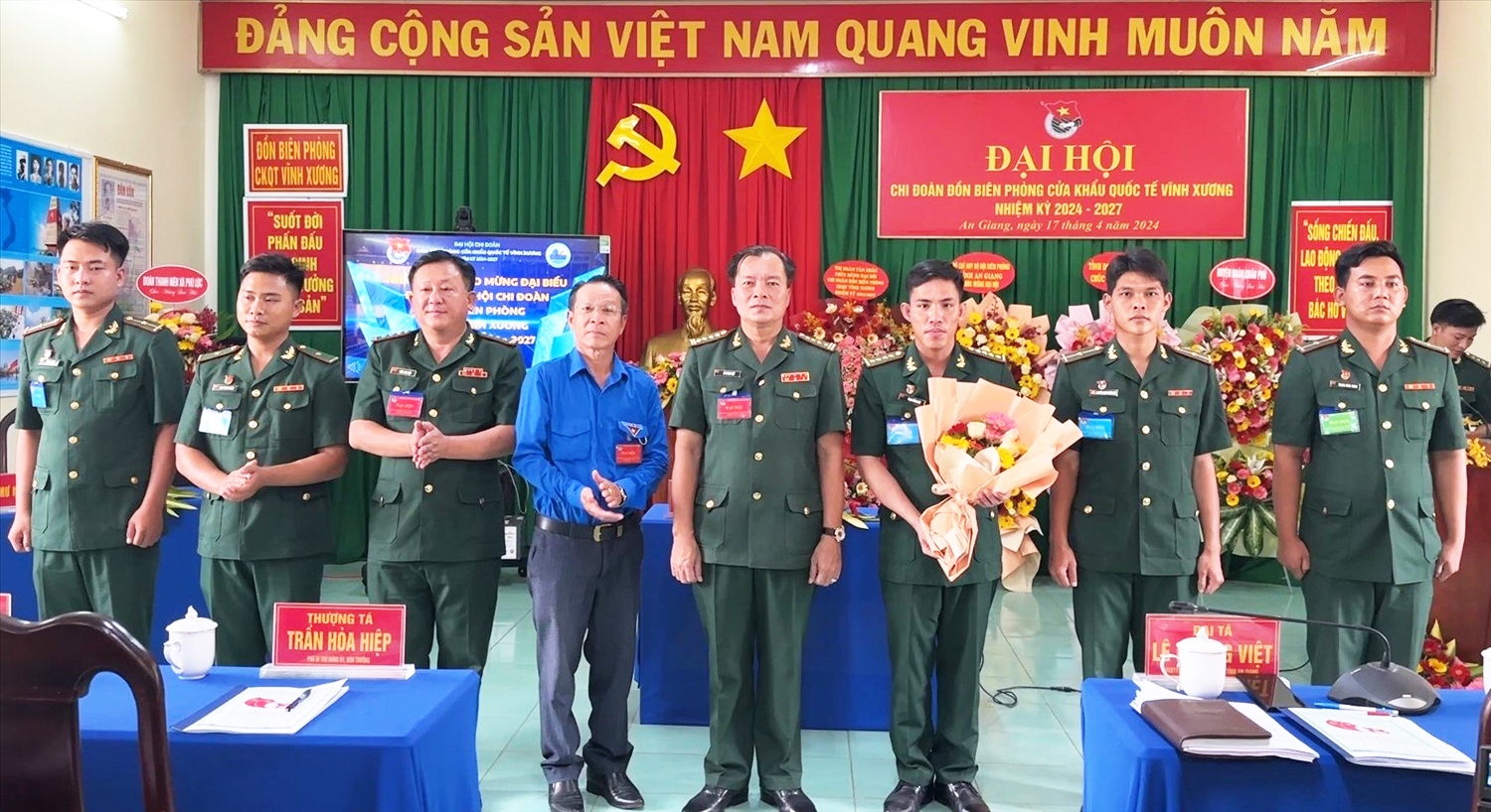 Đại tá Lê Hoàng Việt chụp ảnh lưu niệm cùng Ban Chấp hành Chi đoàn ĐBP Cửa khẩu Quốc tế Vĩnh Xương nhiệm kỳ 2024 - 2027