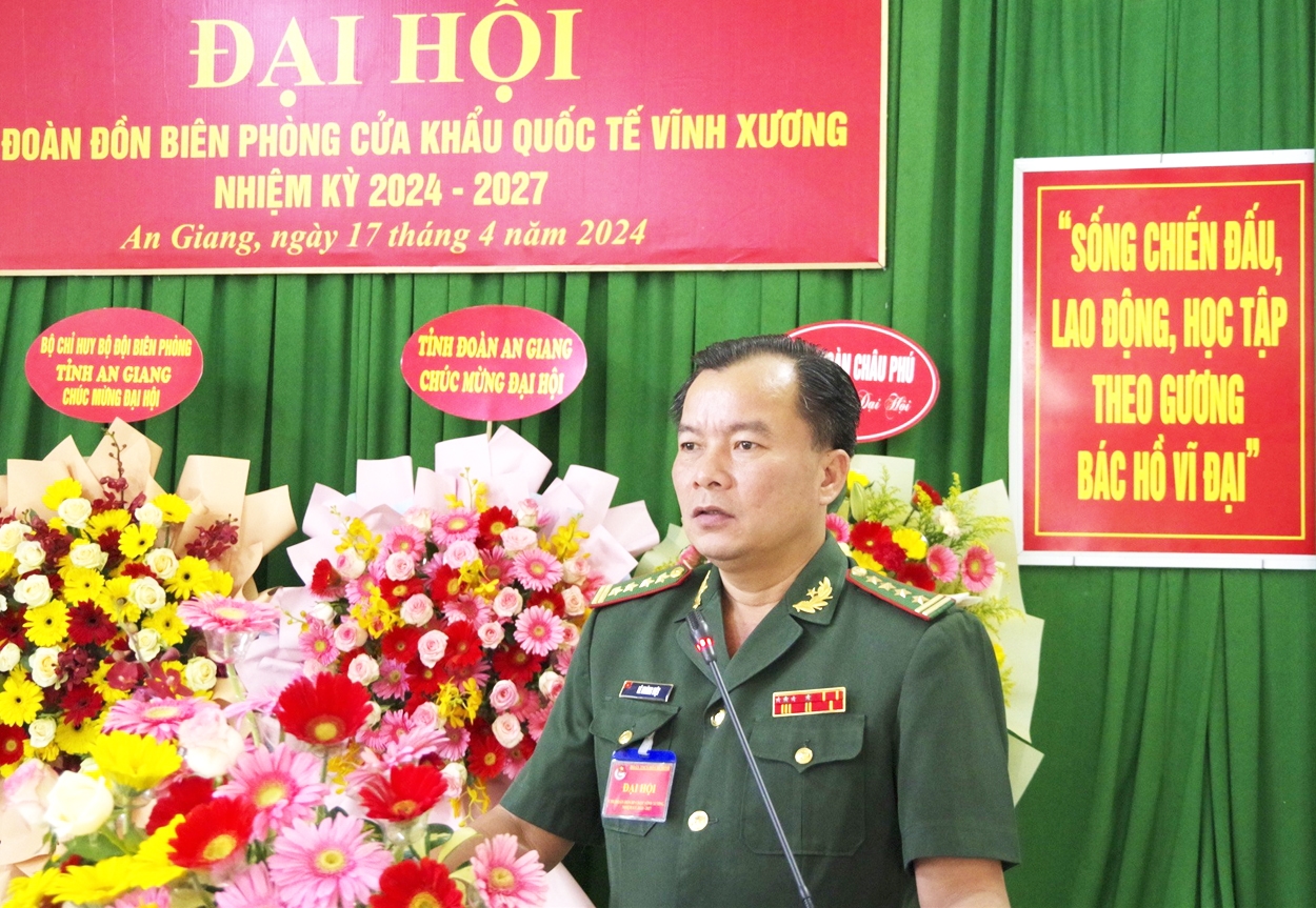 Đại tá Lê Hoàng Việt - Phó Chính ủy BĐBP tỉnh An Giang phát biểu chỉ đạo Đại hội 