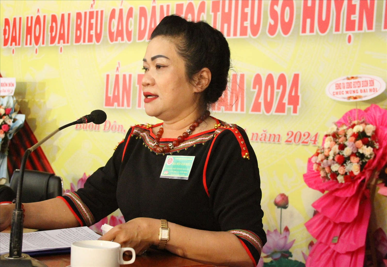 Bà H’Yâo Knul, Trưởng Ban Dân tộc, Phó trưởng Ban Thường trực Ban Chỉ đạo Đại hội DTTS tỉnh Đắk Lắk lần thứ IV-năm 2024 phát biểu chỉ đạo Đại hội