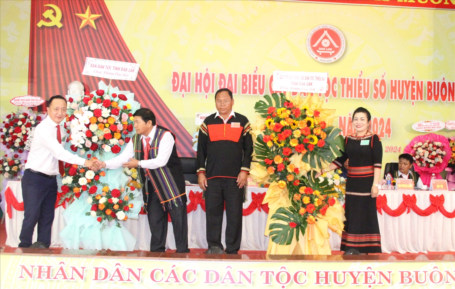Đại diện Ban Chỉ đạo Đại hội DTTS tỉnh Đắk Lắk lần thứ IV - năm 2024 và lãnh đạo Ban Dân tộc tỉnh Đắk Lắk tặng hoa chúc mừng Đại hội