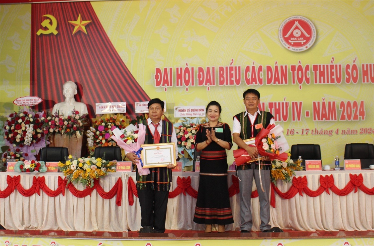 Bà H’Yâo Knul, thay mặt Ban Chỉ đạo Đại hội DTTS tỉnh Đắk Lắk lần thứ IV-năm 2024 tặng Bằng khen cho của tỉnh cho các Cá nhân