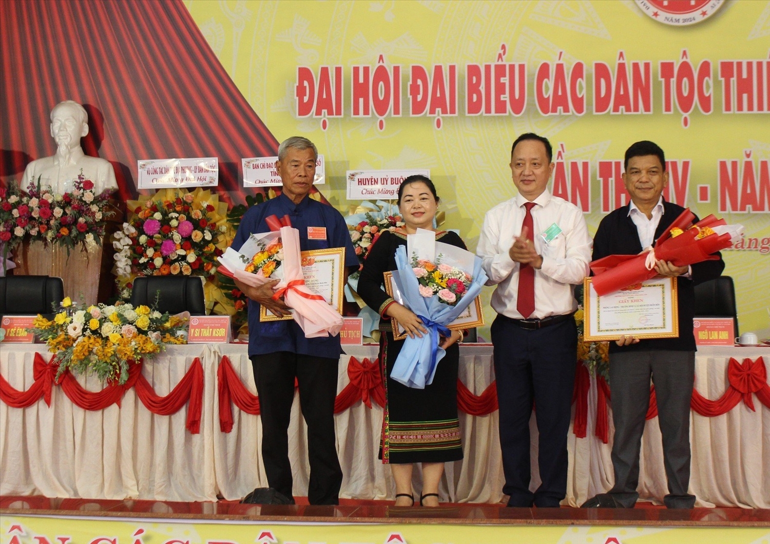 Phó trưởng Ban Dân tộc tỉnh Đắk Lắk Hà Huy Quang tặng Giấy khen của Ban Dân tộc tỉnh cho các cá nhân