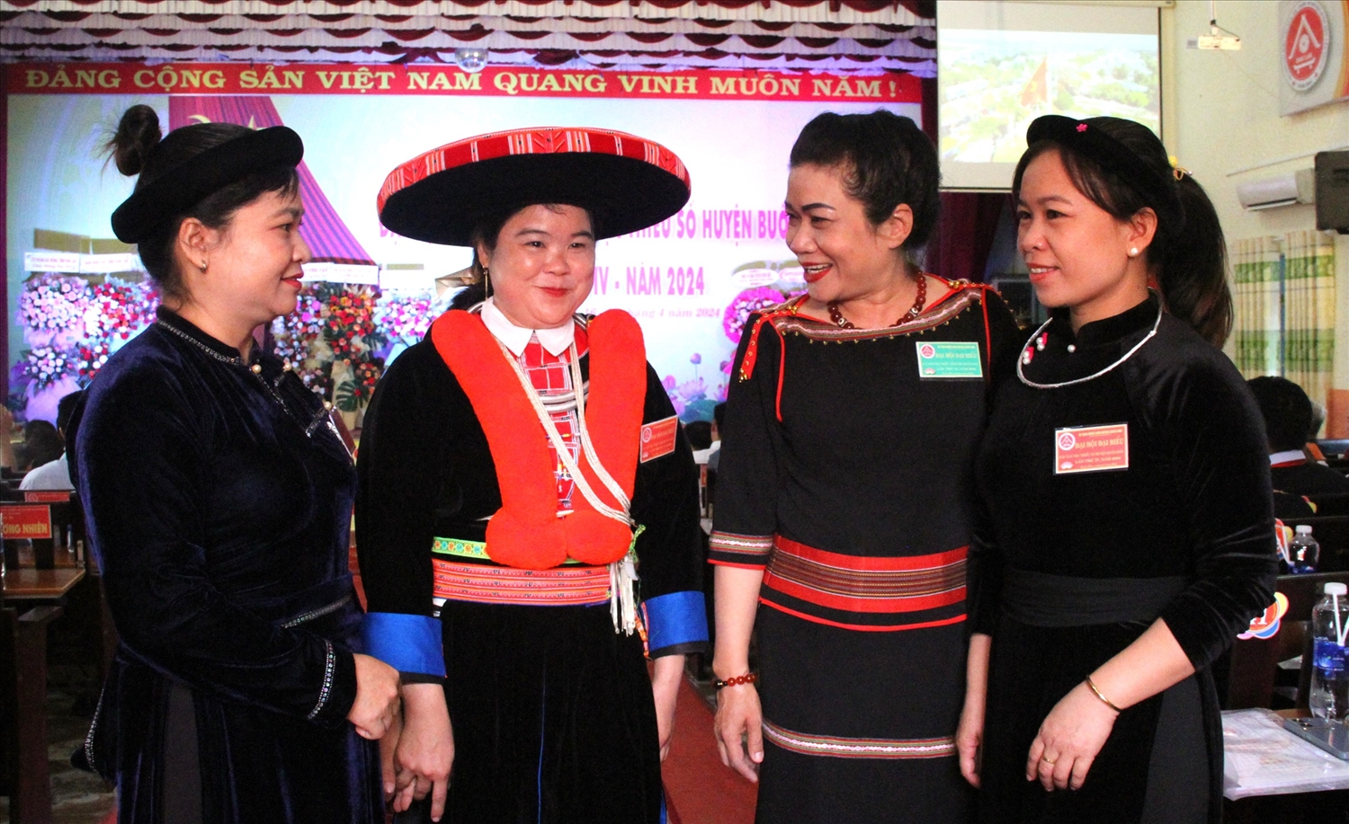 Trưởng Ban Dân tộc tỉnh Đắk Lắk H’Yâo Knul (thứ 2 bên phải) thăm hỏi các đại biểu