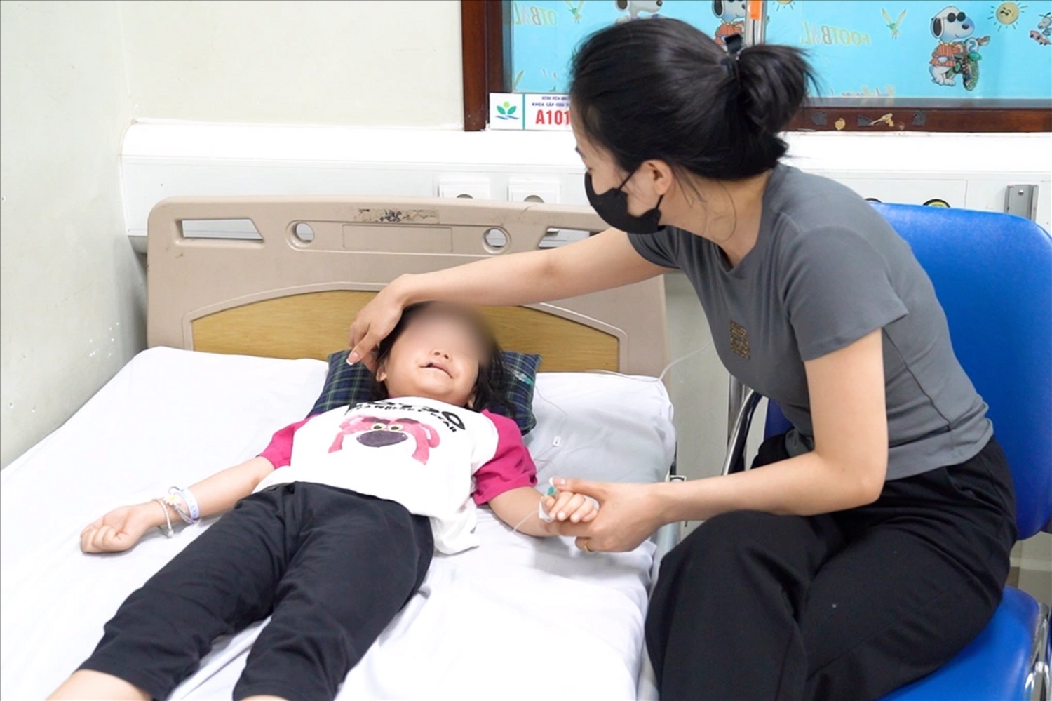 Bé A (5 tuổi, thị trấn Việt Quang, huyện Bắc Quang, tỉnh Hà Giang) bị chó cắn được điều trị tại Bệnh viện Nhi trung ương (Ảnh: Bệnh viện cung cấp).